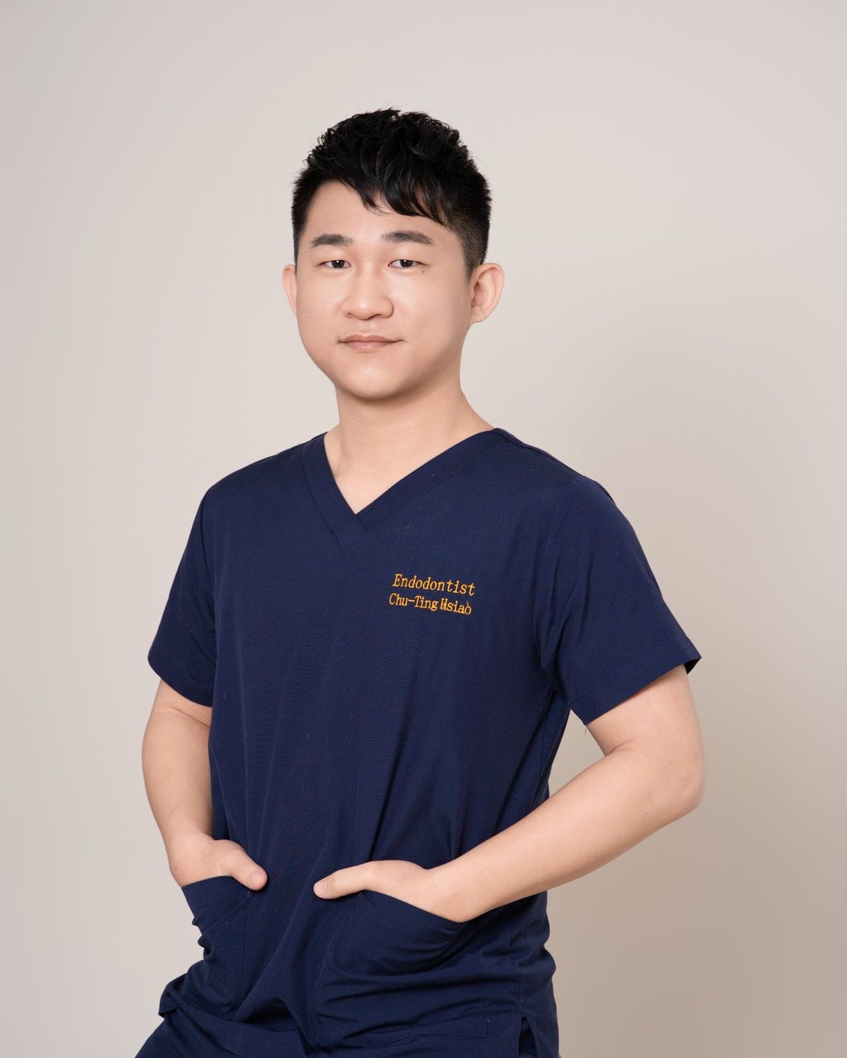 蕭楚庭醫師穿著深藍色診療服的半身照